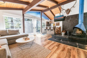 Antler Inn offers Fenced Yard, Walk to Bear Mtn & Zoo, Shuffleboard Big Bear Lake